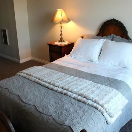 Honeycomb Bed & Breakfast Onanole Exterior foto